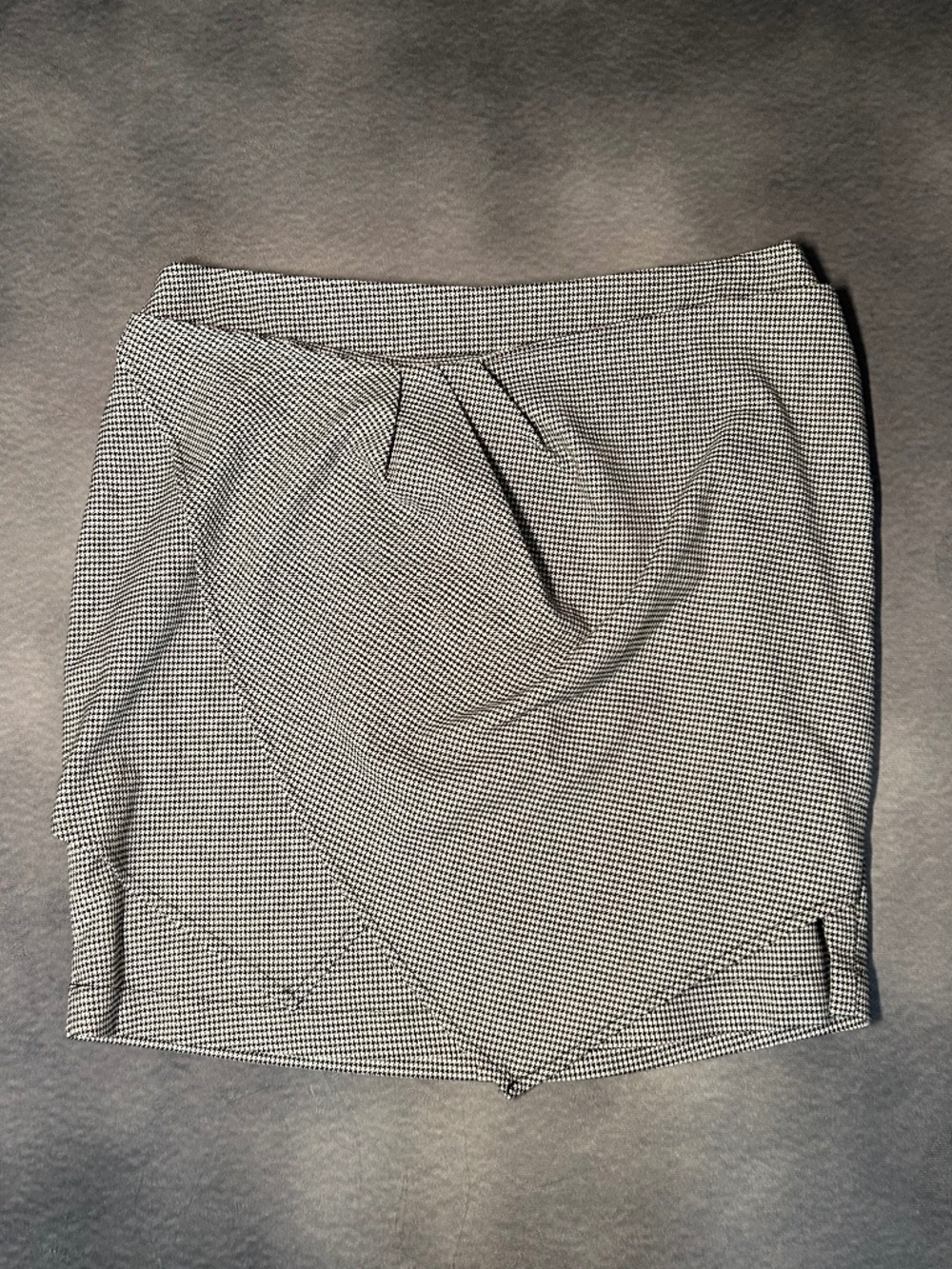 BCBGENERATION Houndstooth B&W Skirt NWT MEDIUM